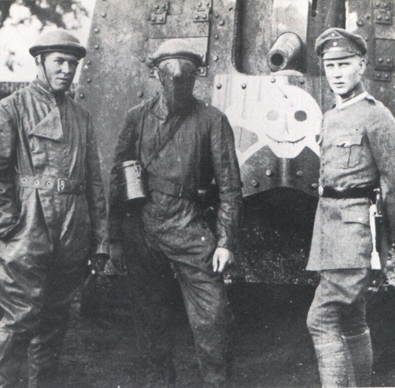 Экипаж немецкого танка A7V позирует на фоне своей боевой машины; 1918-й год