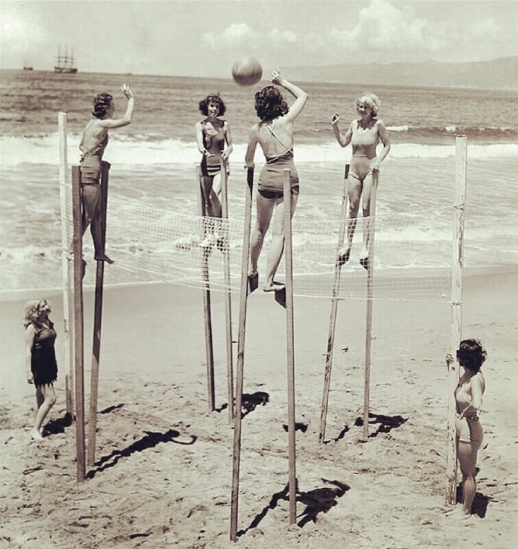 Девочки играют в волейбол на ходулях, Венис-Бич, 1934 год
