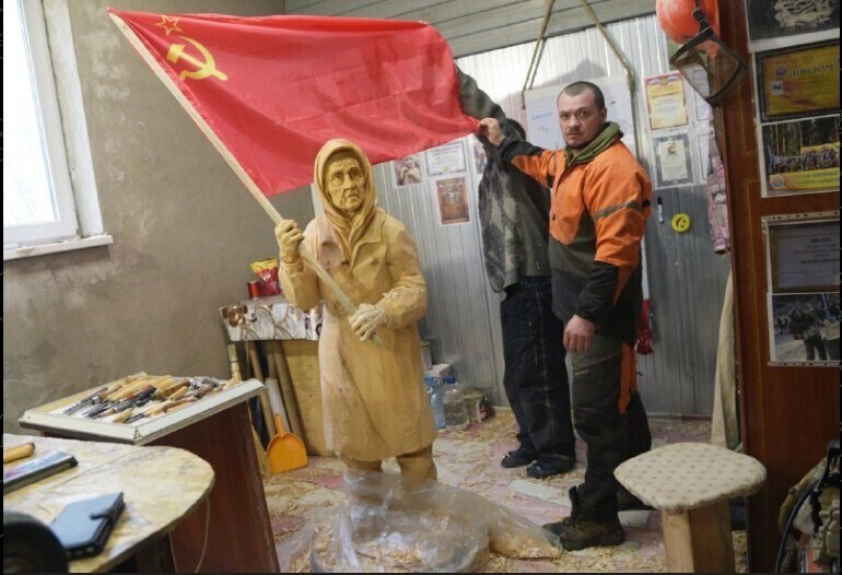 В Воронеже к 9 мая скульптуру бабушки с красным знаменем готовят.  Золотые руки у автора. Вот бы бабушка узнала, кем она для нас стала...