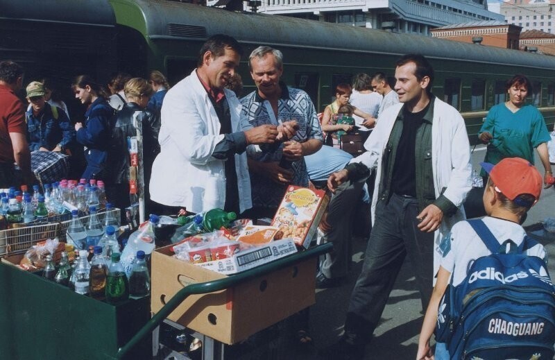 Торговая точка на перроне вокзала. Виталий Белый, 1997 год, г. Москва