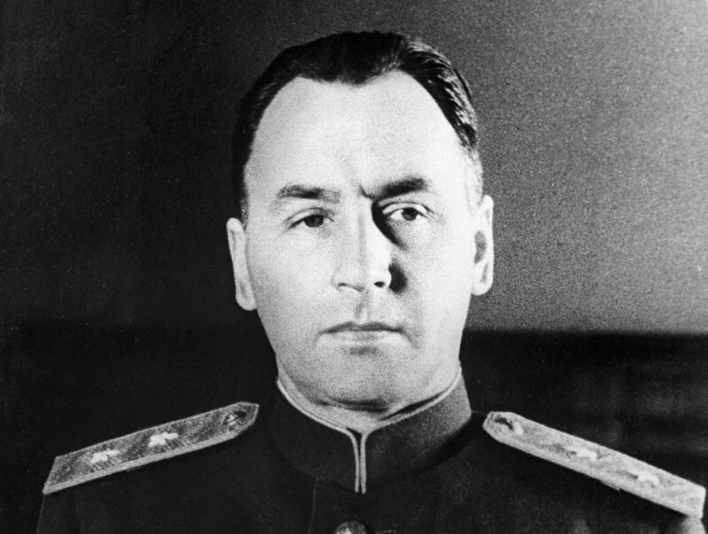 Среди одиннадцати советских кавалеров ордена «Победа» были все маршалы и только один генерал армии. Кто он?