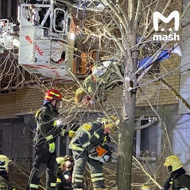 В Москве парень рухнул с 13 этажа на дерево