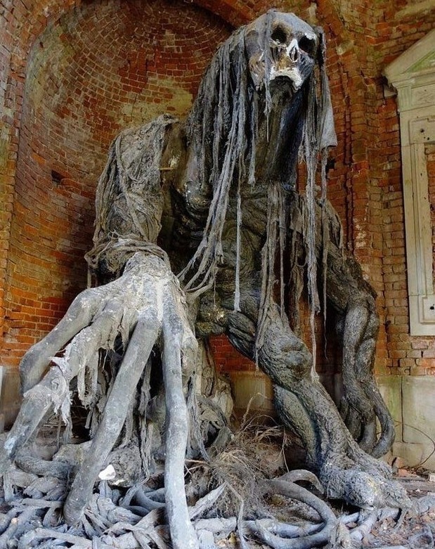 Статуя демона в заброшенном польском мавзолее