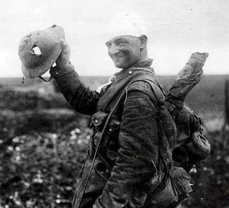 Вторая мировая война: очень удачливый британский солдат показывает свою поврежденную каску, 1917 г