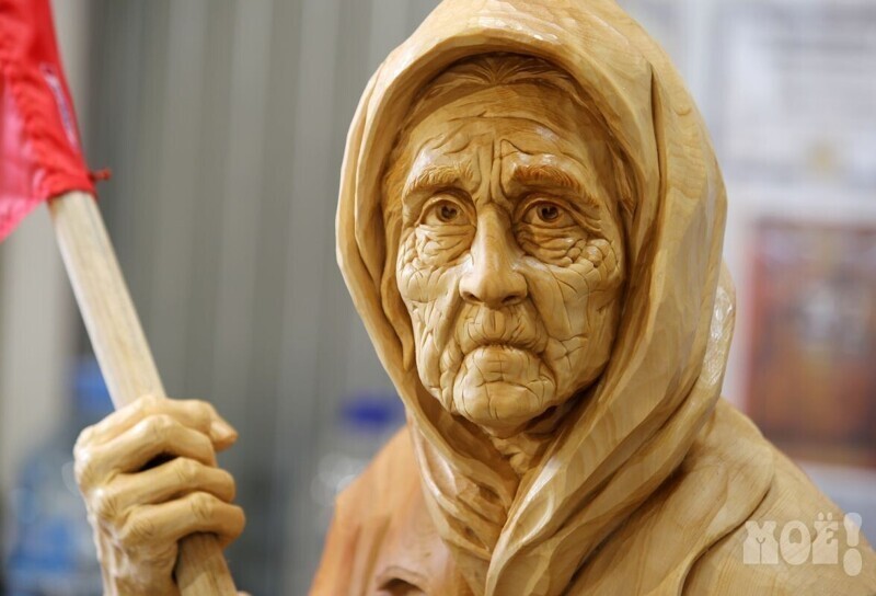 Воронежский скульптор Александр Ивченко вырезал из дерева украинскую бабушку