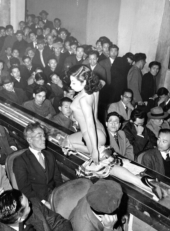 Стриптизерша на стриптиз-шоу в Токио, 1957 год