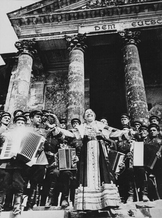 Лидия Русланова исполняет «Катюшу» на фоне разрушенного Рейхстага, в честь падения Третьего Рейха. Май 1945 год