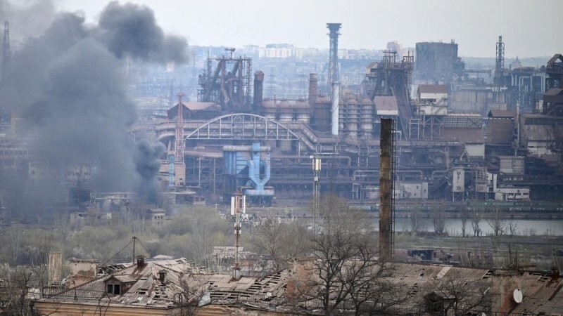 Минобороны требует убрать "живой щит" Азовстали