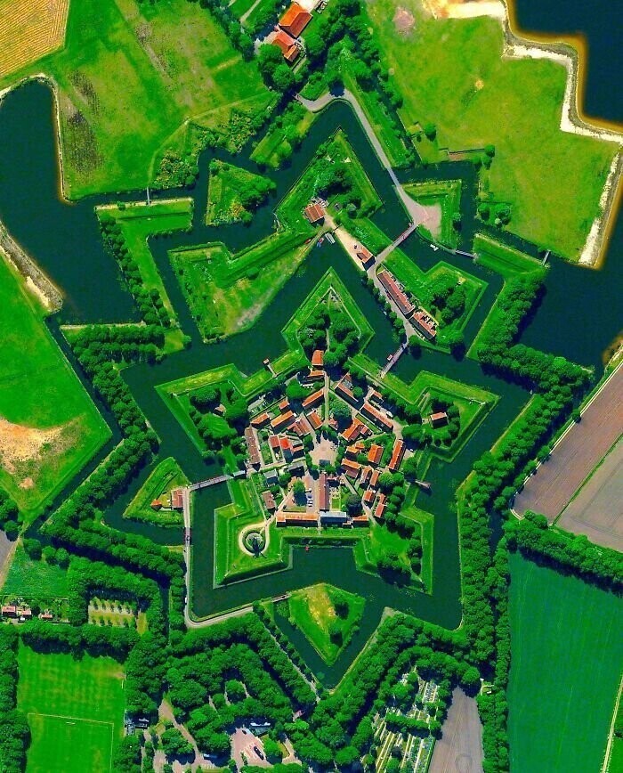 Форт Бауртанге, провинция Гронинген, Нидерланды. Построен в 1593 году