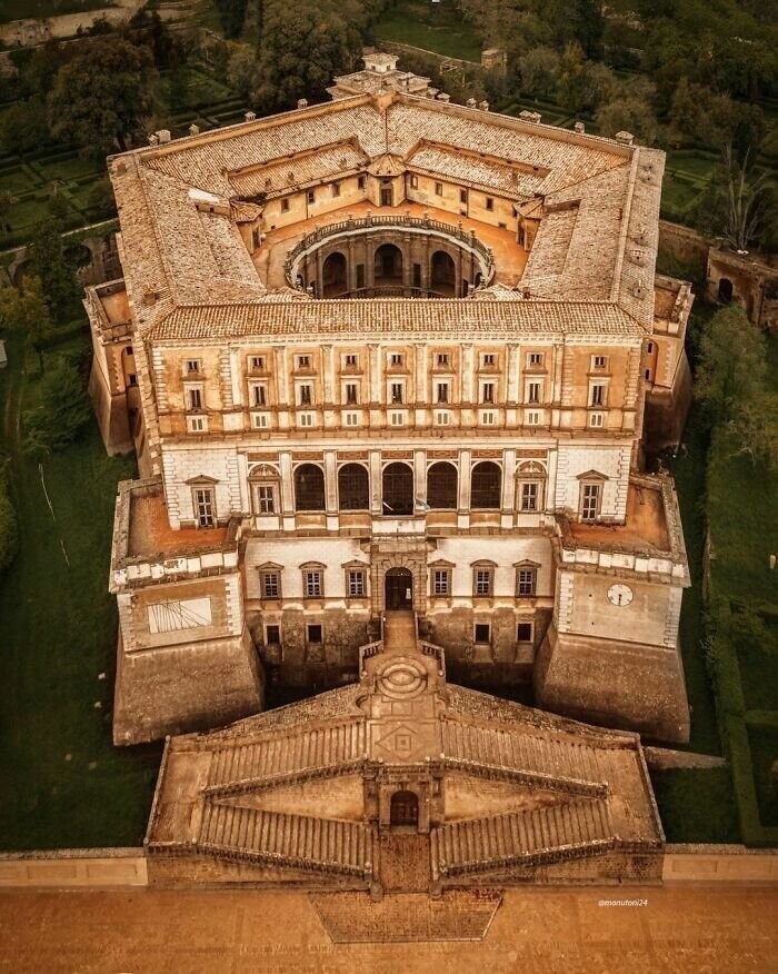 Вилла Фарнезе - усадьба кардинала Алессандро Фарнезе в Капрароле, Лацио, Италия. Построена в 16-м веке