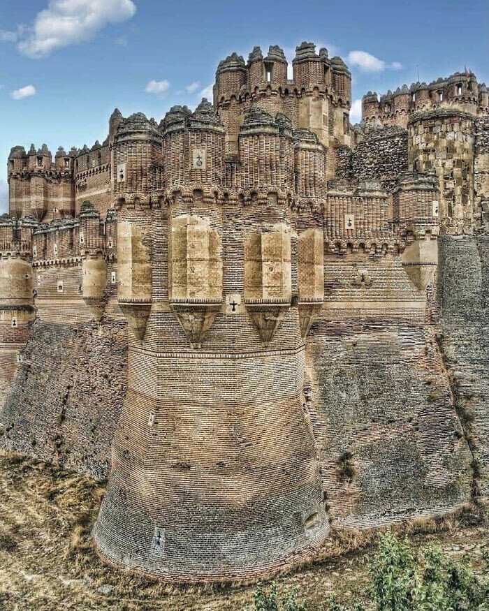 Замок Кока, построенный в 15-м веке в Испании