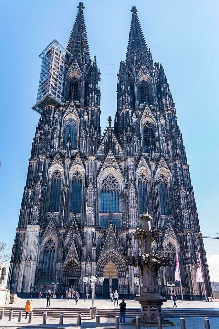 Кёльнский собор в Германии. Его начали строить в 1248 году, а открыли в 1322 году