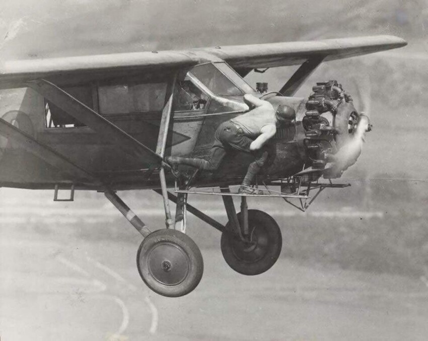 Братья Хантер выполняют механическую проверку в воздухе, во время их 23-дневного непрерывного полета в 1930 году. Во время полета другой самолет периодически снабжал их продовольствием и топливом