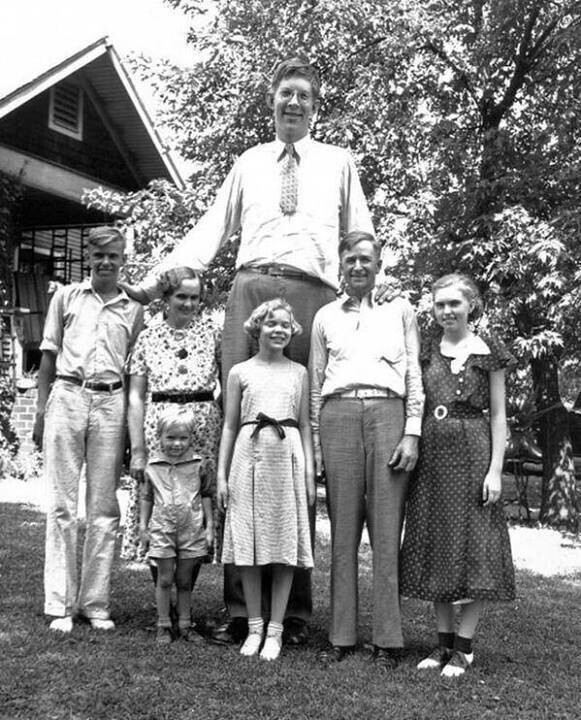 Самым высоким человеком в истории был Роберт Уодлоу. Вот он со своими родителями и братьями и сестрами в 1935 году