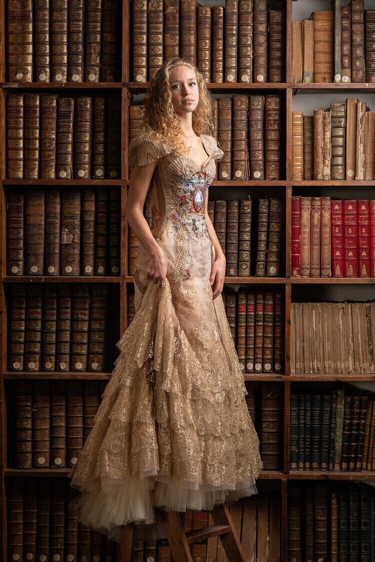 Дизайнер потратила более 190 часов на украшение платья сказочным пейзажем