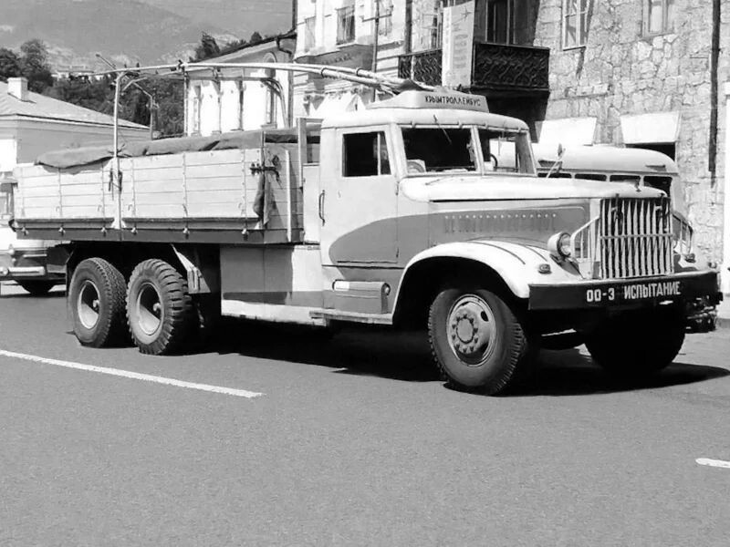 КрАЗ-222 «Днепр» — первый тяжёлый грузовик-самосвал СССР