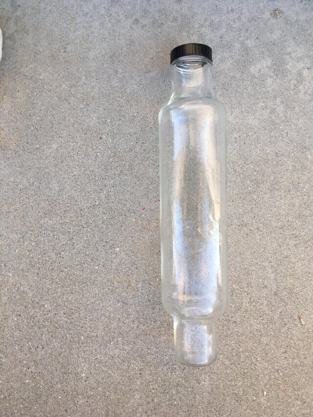 Странная бутылка, найденная на распродаже. Один конец имеет колпачок и открывается, а другой - запечатанное стекло