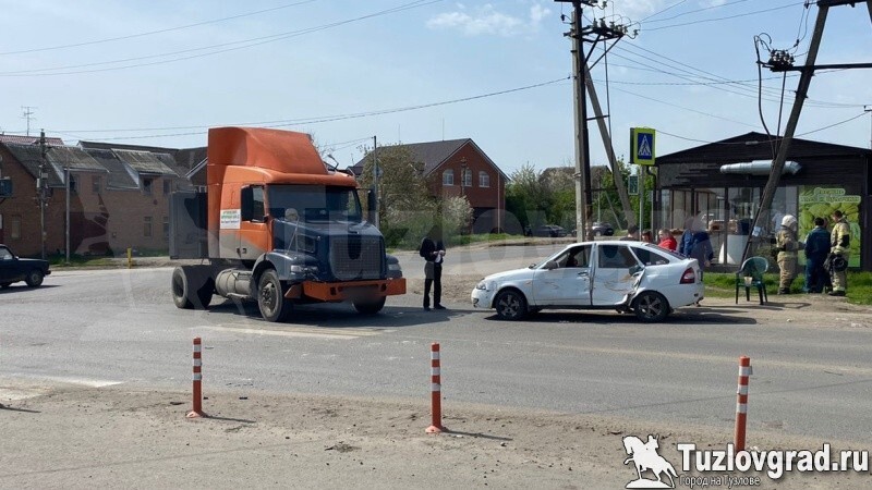 Авария дня. В Новочеркасске водитель тягача не пропустил встречную легковушку
