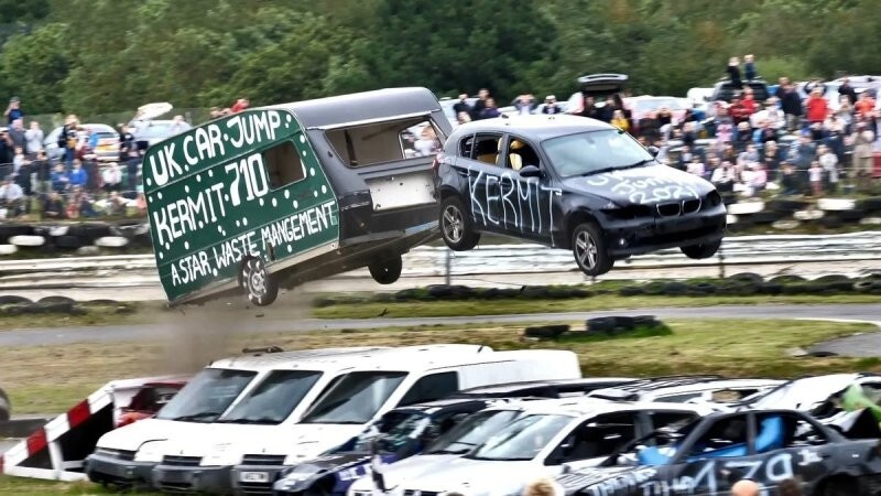 Безумные соревнования по прыжкам на автомобилях из Великобритании