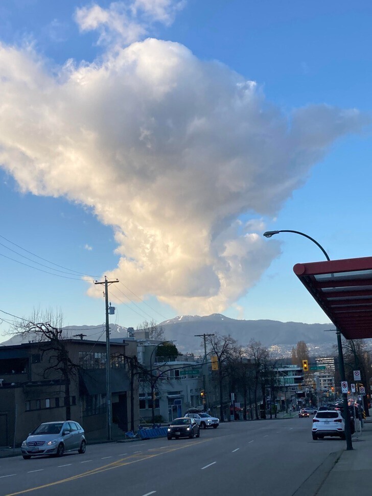 10. "Это облако похоже на извержение вулкана над горой"