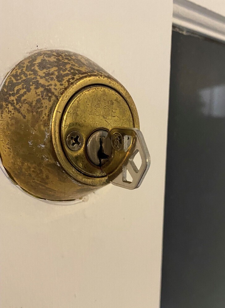16. "Ключ в замочной скважине на моей двери выглядит прозрачным"