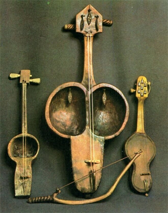 Кобыз, также кыл-кобыз, нар-кобыз — казахский национальный струнный смычковый музыкальный инструмент