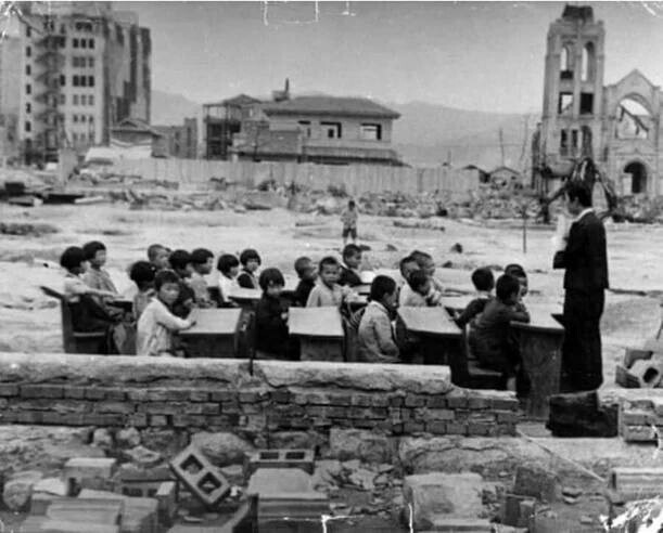 19. Урок в импровизированной школе. Хиросима, Япония. 1946 год