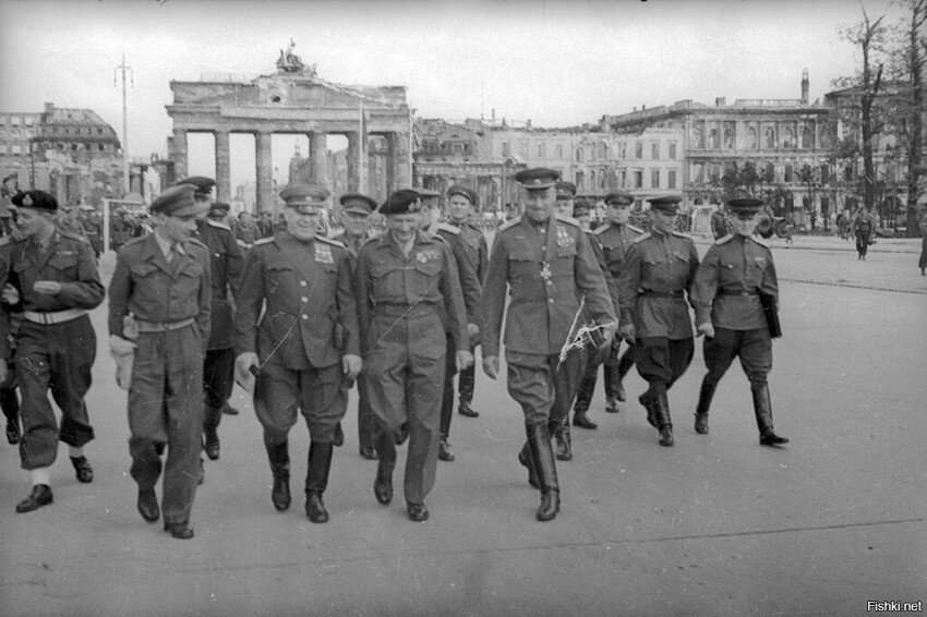 Жуков,Монтгомери,Рокоссовский у Бранденбургских ворот в Берлине,после введени...