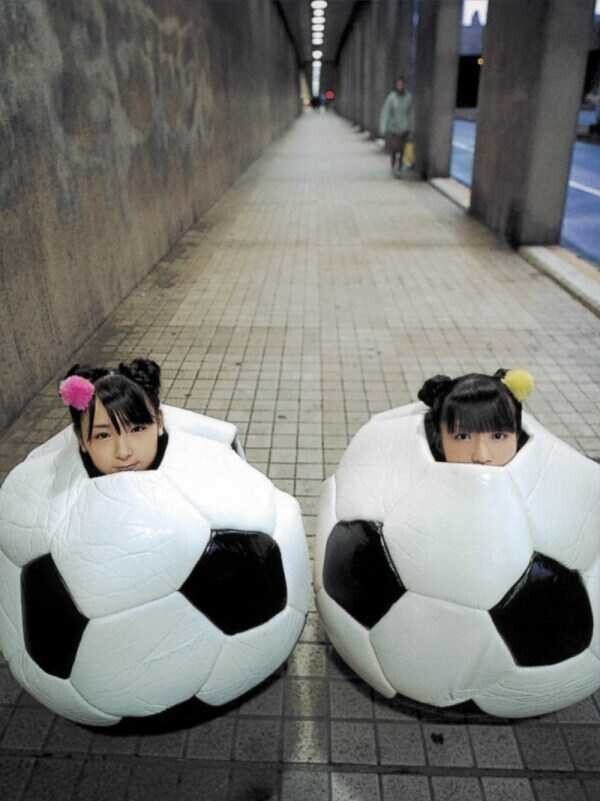 Девушки очень любят футбол