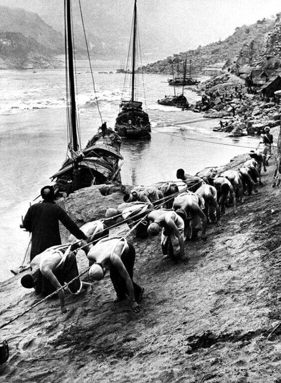 Бурлаки на реке Янцзы, Китай, 1946 год