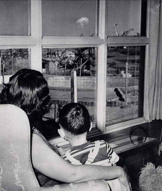 Мама с сыном смотрят на облако в виде гриба после испытания атомной бомбы. Лас-Вегас, 1953 год