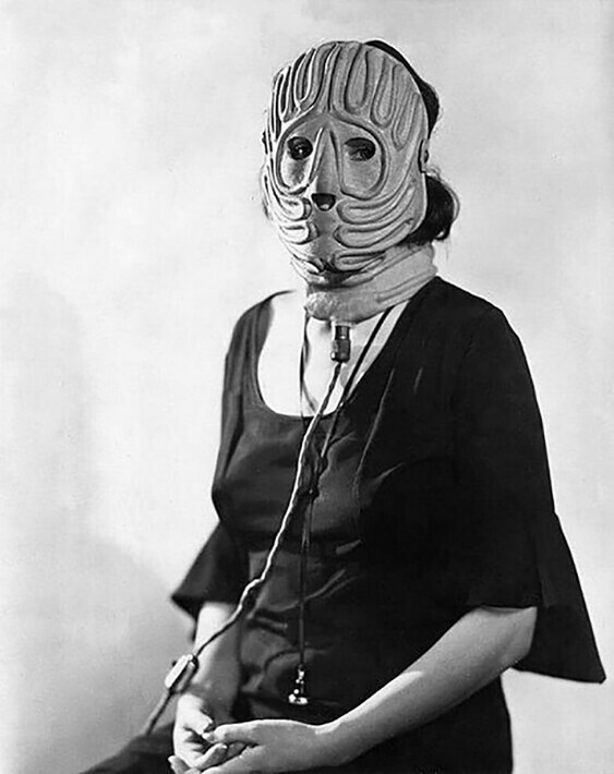 Резиновая маска, в которой находилась серия нагревательных катушек, которые якобы «растают» тонкие линии и морщины, 1930 год