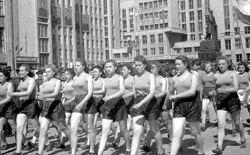 Колонна спортсменов (Минск, 1950 год)