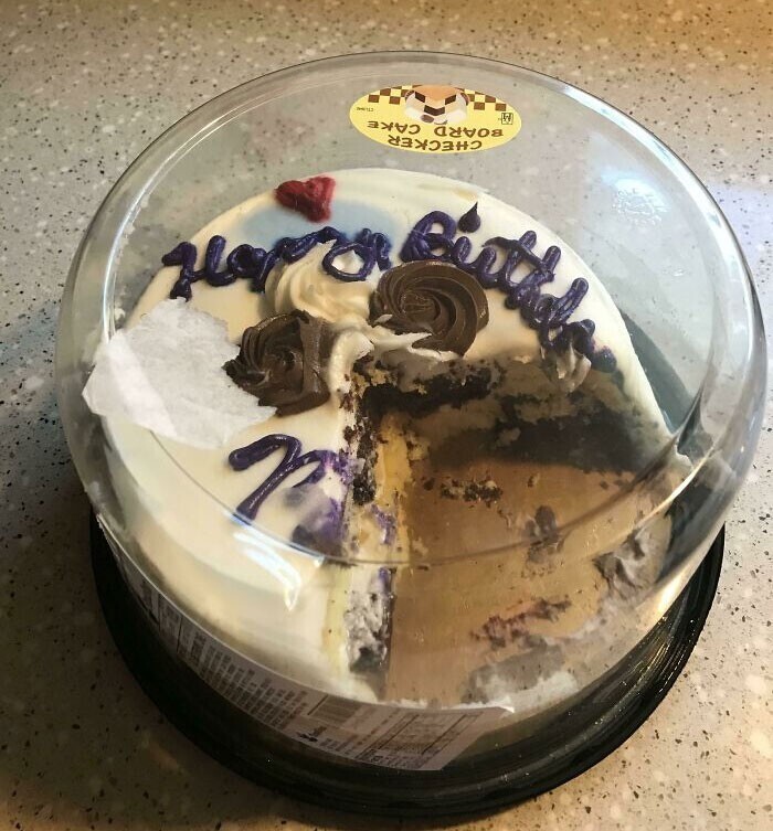 «Друг, оставшийся на неделю, съел кусок торта ко дню рождения моей мамы, прежде чем мы спели ей поздравительную песню»