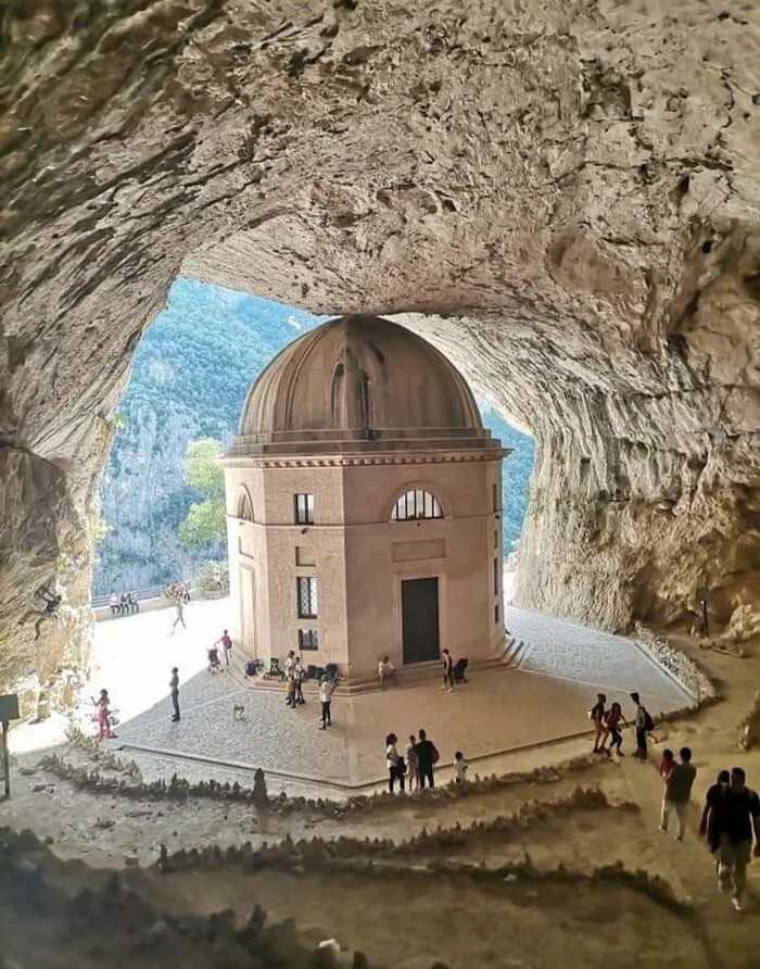 Храм Валадье построен у входа в пещеры Фрейсасси в Генге, Италия