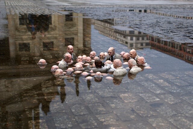 Эта скульптура Исаака Кордала в Берлине называется "Политики обсуждают глобальное потепление"