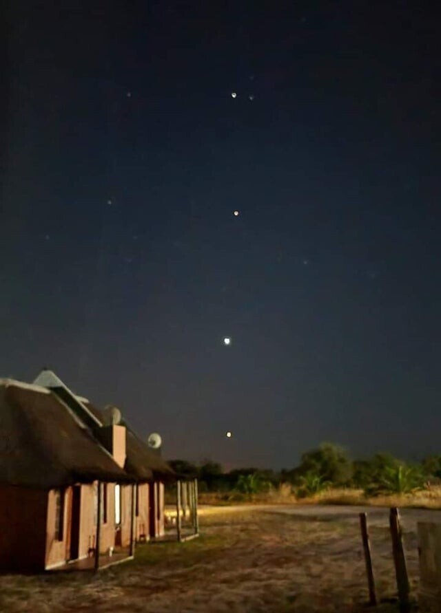 Планеты: Земля, Марс, Венера, Сатурн и Юпитер, выстроились в одну линию. Вид из Африки, 4 часа утра