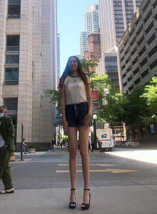Это Рен Бад, у неё самые длинные ноги в мире - 134 см