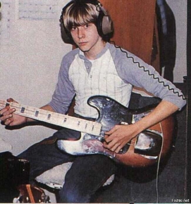 Молодой Курт Кобейн играет на басу