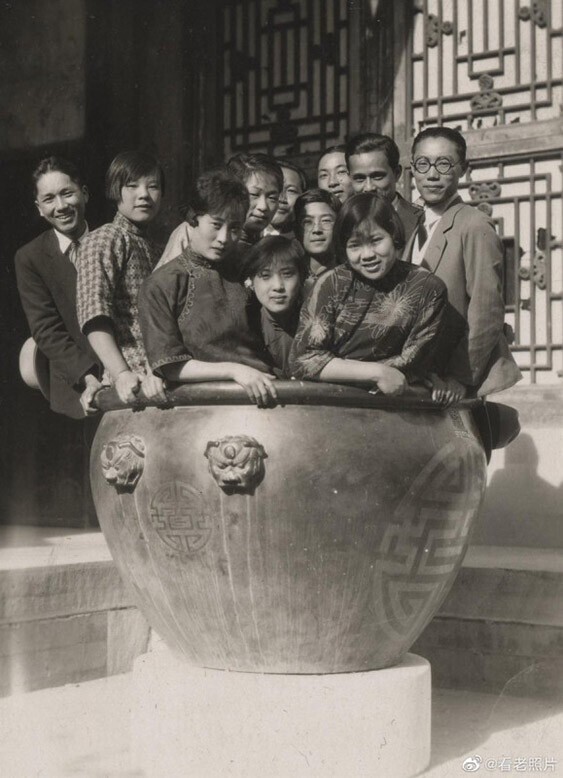Студенты университета в большом чане. Летний дворец в Пекине, 1946 год