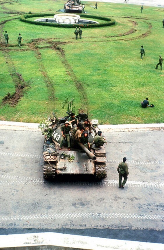 Северовьетнамский танк Т-54Б под номером 843, был одним из первых танков, прорвавшихся через ворота президентского дворца Южного Вьетнама, перед главным входом во дворец. Падение Сайгона / 30 апреля 1975 год
