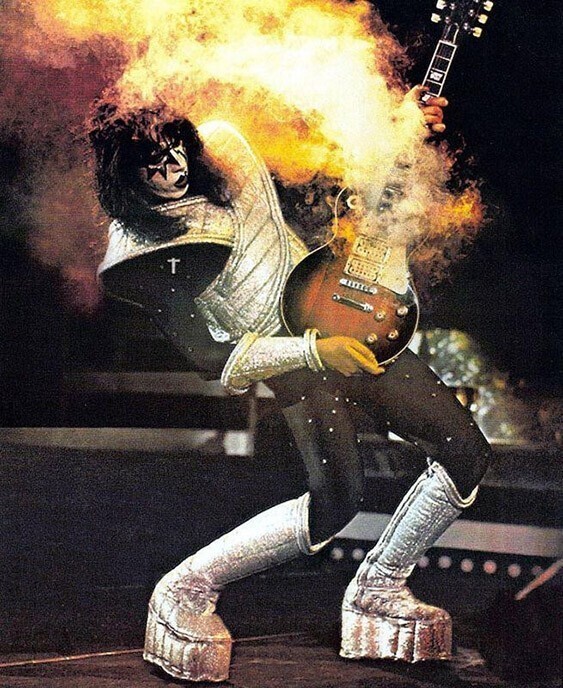 Эйс Фрейли из оригинального состава Kiss зажигает на сцене во время тура Love Gun Tour в 1977 году.