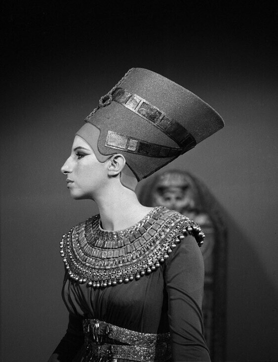 Барбра Стрейзанд в роли Нефертити в Художественном музее Филадельфии, 1966 год