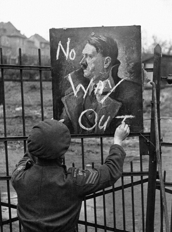 Портрет Адольфа Гитлера для информационной таблички «Выхода нет» в штабе 156-й бригады. Германия, 3-4 апреля 1945 год
