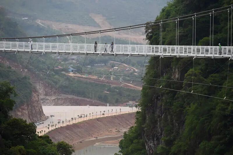 На головокружительной высоте: во Вьетнаме открыли самый длинный стеклянный мост в мире