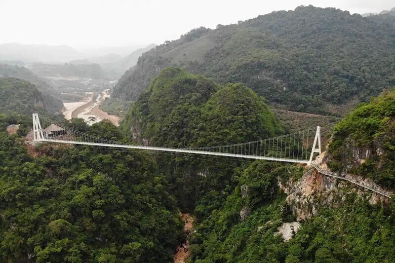 На головокружительной высоте: во Вьетнаме открыли самый длинный стеклянный мост в мире