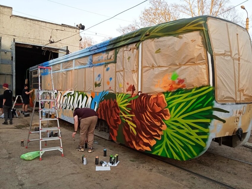 Как художники разрисовывают новосибирский трамвай