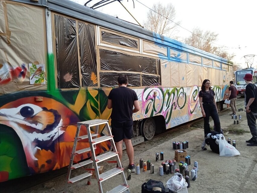 Как художники разрисовывают новосибирский трамвай
