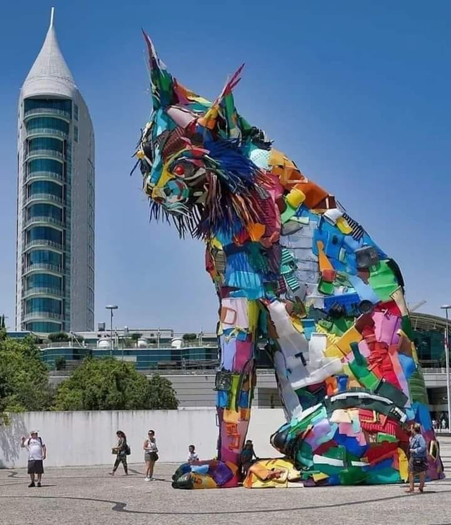 Скульптура кота, сделанная исключительно из отходов