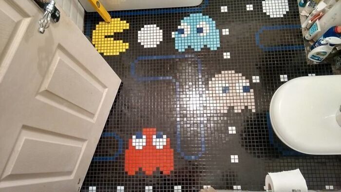 6. "Мой очень талантливый друг выложил эту мозаику на полу в ванной"